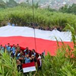 Sispala Bostra SMAN 2 Padang Panjang Kibarkan Bendera Raksasa di Lereng Bukit Tui