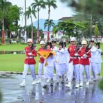 Upacara Penurunan Bendera Merah Putih Tetap Khidmat di Tengah Guyuran Hujan di Istana Gubernur Sumbar
