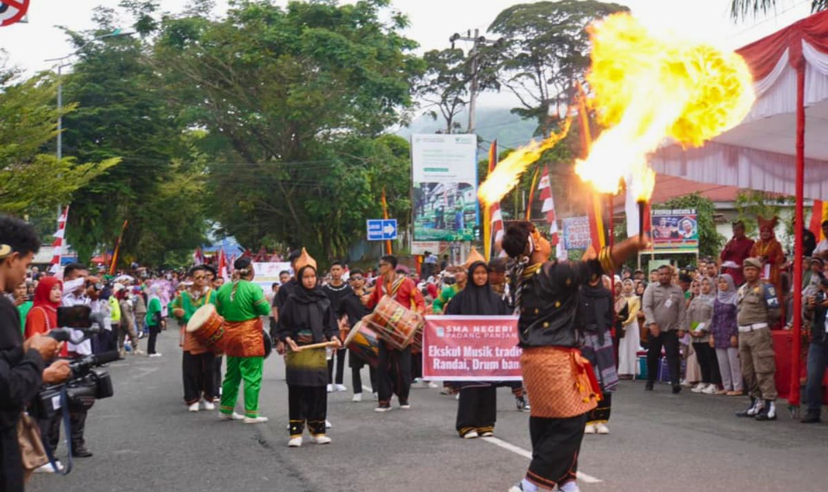 Kemeriahan Pawai Alegoris Padang Panjang: Kreasi dan Antusiasme di Hari Kemerdekaan