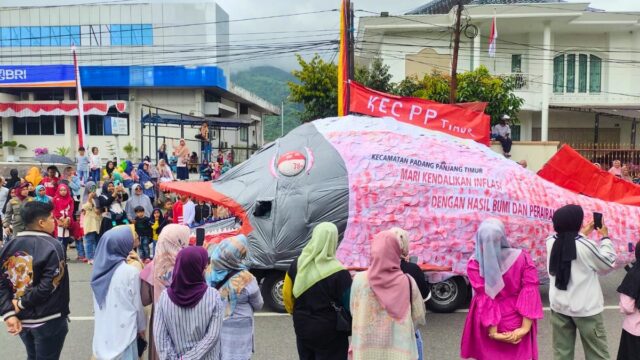 Ikan Raksasa Menghiasi Pawai Alegoris di Padang Panjang