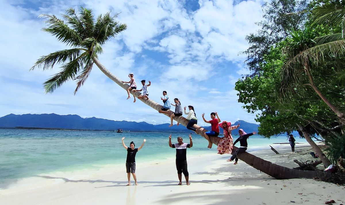 Pulau Karang - 10 Destinasi Wisata Menakjubkan di Tapanuli Tengah yang Wajib Dikunjungi