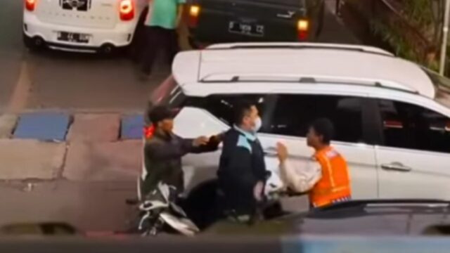 Juru Parkir Dipukul Pria Berpakaian Loreng di Bandung