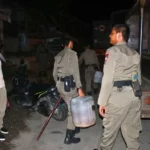 Satpol PP Padang Temukan 2 Jerigen Tuak di Warkop dan Gelandangan Pasangan Diduga Mesum di Kos-kosan