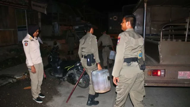 Satpol PP Padang Temukan 2 Jerigen Tuak di Warkop dan Gelandangan Pasangan Diduga Mesum di Kos-kosan