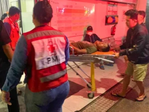 Aksi Cepat PMI Padang Selamatkan Pria yang Terjatuh dari Becak