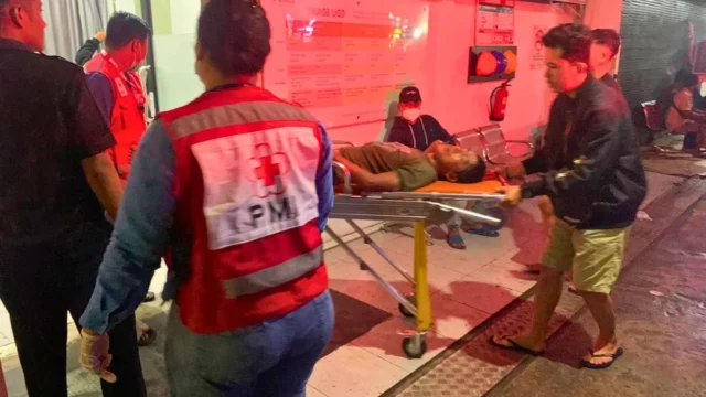 Aksi Cepat PMI Padang Selamatkan Pria yang Terjatuh dari Becak