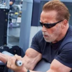 Arnold Schwarzenegger dan Evolusi Latihan di Usia Senja: Mesin vs Beban Bebas
