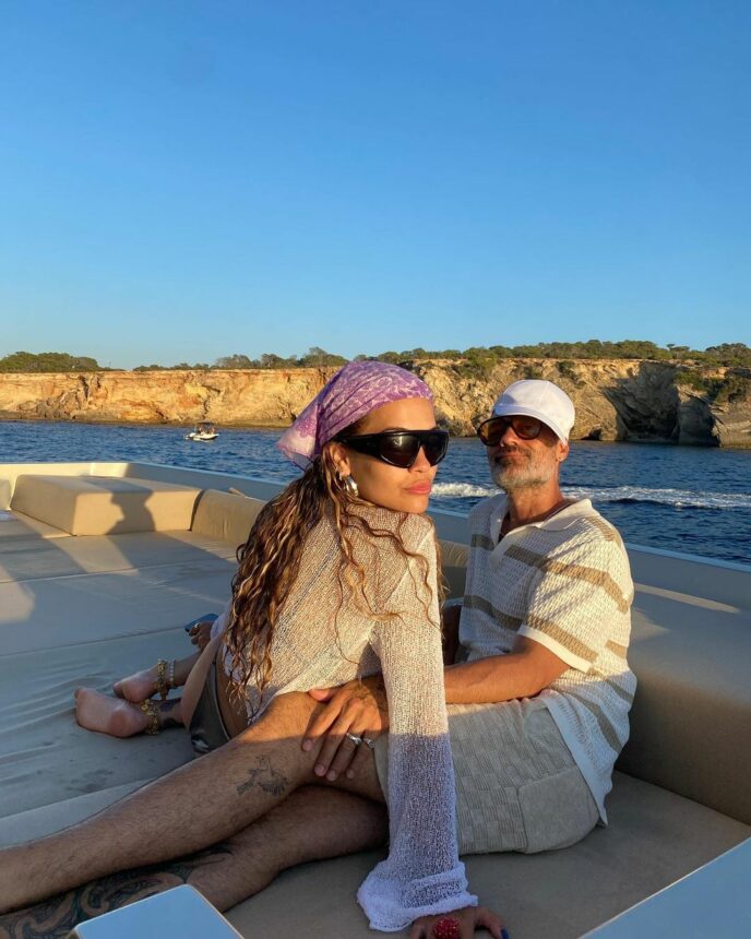 Rita Ora, Sang Diva Pop yang Menawan dengan Bikini di Ibiza