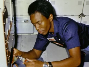 Guy Bluford, Orang Afrika-Amerika Pertama yang Menaklukkan Angkasa