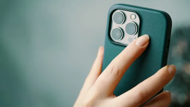 Tok! Pejabat China Dilarang Pakai iPhone: Saham Apple Terpuruk