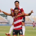 Madura United FC memimpin BRI Liga 1 2023/24 dengan performa mengesankan. Dengan 23 poin, tim ini menunjukkan dominasi di lapangan dengan 21 gol dalam 11 pertandingan.