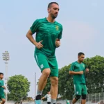 Persebaya Surabaya bersiap untuk laga Derbi Suramadu melawan Madura United di BRI Liga 1 2023/24. Dengan modal positif, apakah Bajul Ijo bisa melanjutkan tren kemenangannya?