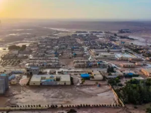 Banjir Libya: Banjir besar di Libya menyebabkan sekitar 10.000 orang hilang. Derna, kota timur Libya, mengalami kerusakan parah akibat banjir setelah bendungan pecah.