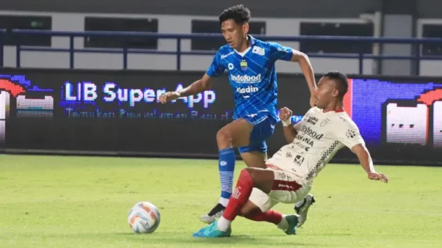 Ryan Kurnia, winger Persib Bandung, bersiap menghadapi emosi saat berhadapan dengan mantan timnya, Persikabo 1973, di pekan ke-12 BRI Liga 1. Meski bersemangat, Ryan berjanji profesionalisme tetap diutamakan.