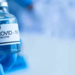Penelitian terbaru mengungkap kelemahan utama COVID-19: ketergantungannya pada protein manusia untuk replikasi. Temuan ini membuka peluang pengembangan obat antiviral baru.