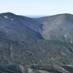 Ilmuwan Tiongkok menemukan krater dampak meteor pertama di puncak gunung Baijifeng, memberikan bukti unik tentang tabrakan benda langit di masa lalu.