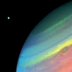 Pada tanggal 11 Agustus 1981, sebuah pesawat luar angkasa bernama Voyager 2 mengambil gambar menakjubkan dari Saturnus ketika berada sejauh 15 juta km dari Bumi. Gambar ini, meskipun diambil 42 tahun yang lalu, tetap menjadi salah satu bukti kemajuan teknologi dan penelitian antariksa yang luar biasa.