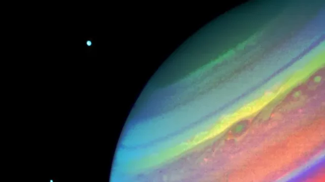 Pada tanggal 11 Agustus 1981, sebuah pesawat luar angkasa bernama Voyager 2 mengambil gambar menakjubkan dari Saturnus ketika berada sejauh 15 juta km dari Bumi. Gambar ini, meskipun diambil 42 tahun yang lalu, tetap menjadi salah satu bukti kemajuan teknologi dan penelitian antariksa yang luar biasa.
