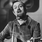 Roger Whittaker, penyanyi folk terkenal dengan hits "Durham Town", meninggal pada usia 87 tahun. Dikenal dengan penjualan rekor hampir 50 juta kopi, kisahnya menginspirasi generasi.