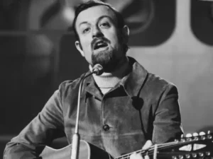 Roger Whittaker, penyanyi folk terkenal dengan hits "Durham Town", meninggal pada usia 87 tahun. Dikenal dengan penjualan rekor hampir 50 juta kopi, kisahnya menginspirasi generasi.