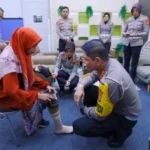 Yubita Hida Aprilia, mahasiswi UGM, menerima kaki palsu baru dari Kombespol Alfian. Kisah inspiratif tentang semangat, harapan, dan pendidikan inklusif.
