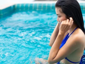 Cara Efektif Mengeluarkan Air yang Tersangkut di Telinga Anda