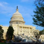 Di tengah gemuruh dan gempita politik Washington, sebuah drama sedang terjadi. Republikan garis keras di DPR AS telah menolak rancangan undang-undang yang diajukan oleh pemimpin mereka untuk mendanai pemerintah secara sementara, membuat kemungkinan besar lembaga federal akan sebagian tutup mulai hari Minggu.