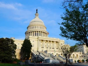 Di tengah gemuruh dan gempita politik Washington, sebuah drama sedang terjadi. Republikan garis keras di DPR AS telah menolak rancangan undang-undang yang diajukan oleh pemimpin mereka untuk mendanai pemerintah secara sementara, membuat kemungkinan besar lembaga federal akan sebagian tutup mulai hari Minggu.