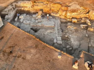 Arena Tempur Berdinding Merah Darah Romawi Terungkap Dekat Armageddon di Israel