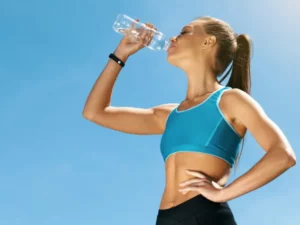 Benarkah Minum Air Bisa Membantu Turunkan Berat Badan?
