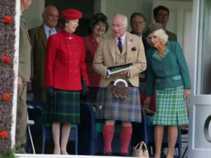 Raja Charles Kenakan Tartan Saat Hadiri Permainan Tradisional di Braemar