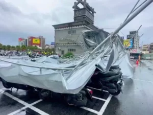 Taiwan Digempur Topan Haikui: Ribuan Warga Dievakuasi dan Penerbangan Dibatalkan