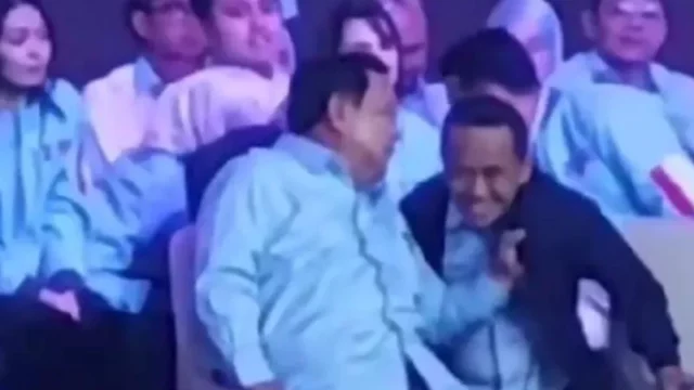 Cekricek.id - Kerah Jaket Ditarik, Apa yang Sebenarnya Dikatakan Prabowo ke Bahlil?