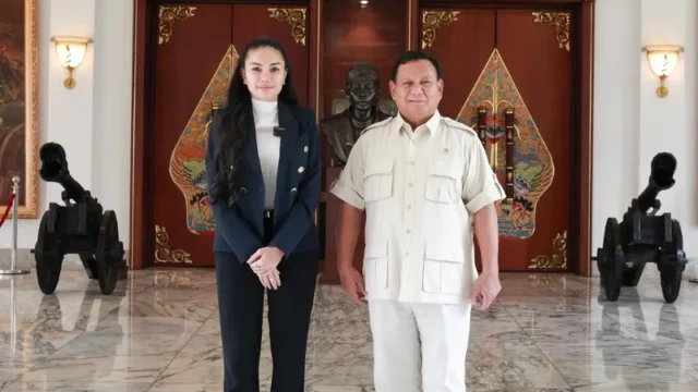 Cekricek.id - Nikita Mirzani Terpesona Oleh Karisma Prabowo: Pengalaman Unik di Rumah Sang Jenderal!