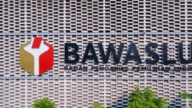 Cekricek.id - Bagaimana Hukumnya Melepas Atribut Kampanye yang Ditempel Tanpa Izin di Rumah?