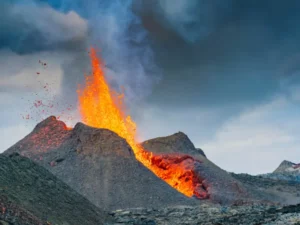 Cekricek.id - Gunung Berapi di Islandia Meletus, Sekitar 4.000 Orang Mengungsi dari Grindavik