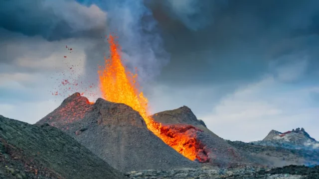 Cekricek.id - Gunung Berapi di Islandia Meletus, Sekitar 4.000 Orang Mengungsi dari Grindavik