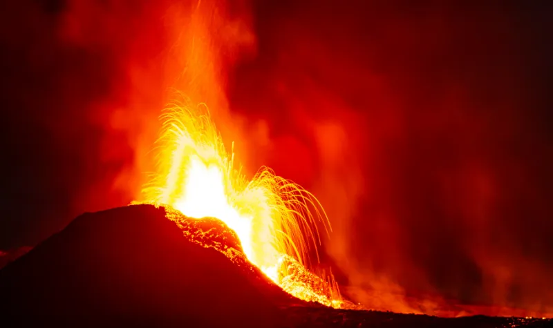 Cekricek.id - Gunung Berapi di Islandia Meletus, Sekitar 4.000 Orang Mengungsi dari Grindavik
