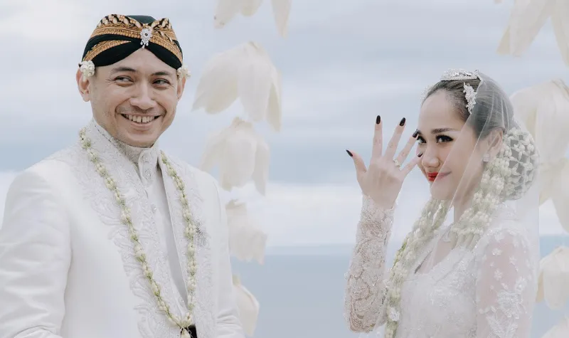 Cekricek.id - Denny Darko Ramal BCL: Akan Ada Penyesalan dan Masalah Keuangan dalam Pernikahan