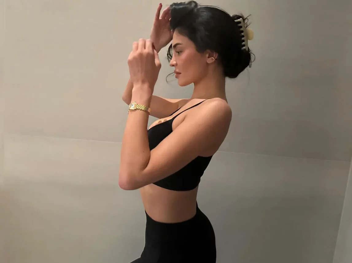 Cekricek.id - Penggemar Nilai Bokong Kylie Jenner Kini Terlihat "Lebih Datar"