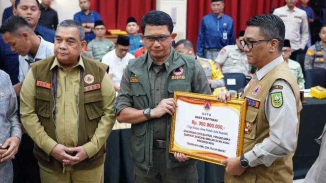 Berita Riau Hari Ini: BNPB sumbang 350 juta untuk mitigasi Banjir Riau. Bantuan ini diharapkan dapat membantu penanganan banjir di Riau.