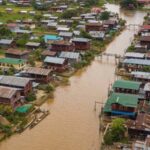 Berita Riau Hari Ini: Banjir Riau melanda 10 kabupaten/kota. Pemprov Riau telah melakukan berbagai upaya tanggap darurat, seperti evakuasi, logistik, dan posko.