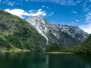 Keajaiban Fjord Norwegia: Pesona Alam yang Terukir oleh Sejarah Geologisnya
