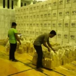 Berita Riau Hari Ini:Diterjang Banjir, Surat Suara di Kantor Camat Rantau Kopar, Rokan Hilir, Dipindah ke Gor Batu 6