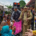 Berita Riau Hari Ini: Gubernur Riau Tinjau Banjir di Rokan Hilir, Serahkan Bantuan 10 Ton Beras dan 600 Paket Sembako
