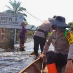 Cekricek.id - 21 TPS Terendam Banjir di Rokan Hilir, Kapolres Buka Tenda Pengungsian