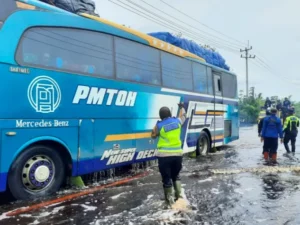 Berita Pelalawan Hari ini, Cekricek, Berita Riau Hari Ini: Banjir Melanda Jalur Lintas Timur, Polisi Terapkan Sistem Buka Tutup