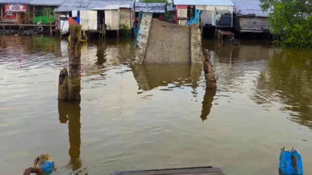 Cekricek.id, Berita Riau Hari Ini: Jembatan yang Ambruk Akibat Banjir di Inhil dan Kuansing Belum Bisa Dilewati