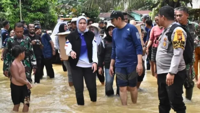 Cekricek.id, Berita Inhu Hari Ini dan Berita Riau Hari Ini: Bupati Inhu Ingatkan Orang Tua jaga Keselamatan Anak Saat Banjir
