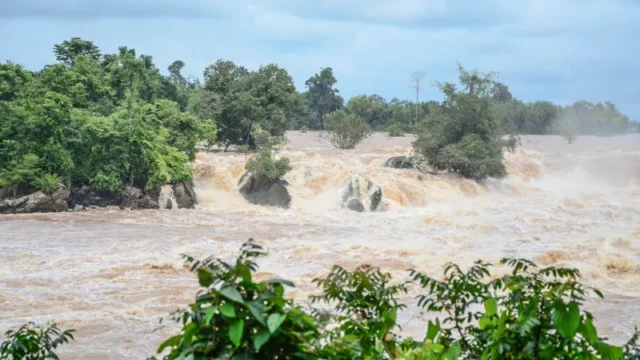 Berita Pekanbaru Hari Ini dan Berita Riau Hari Ini: Pemko Pekanbaru Serahkan Bantuan untuk 1.200 KK Korban Banjir di DAS Siak